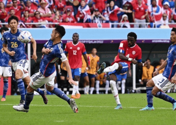 Cầu thủ số 4 Fuller của tuyển Costa Rica sút tung lưới ghi bàn thắng duy nhất